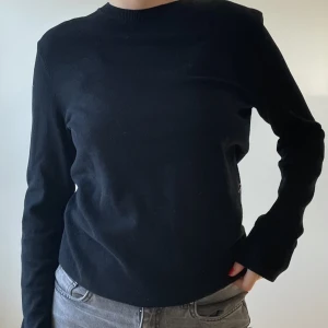 Svart tröja  - Vanlig svart tunt stickad långärmad. Säljer då den inte kommer till användning💓köpare står för frakt (jag har vanligtvis S eller M i tröjor pga långa armar, så skulle säga att tröjan passar xs-m beroende på)