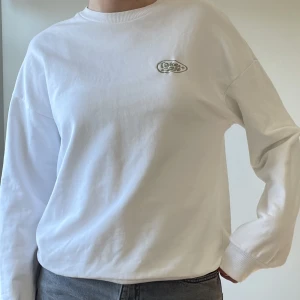 Sweatshirt  - Vit vanlig sweatshirt, säljer pga inte min stil. Köpare står för frakt💓