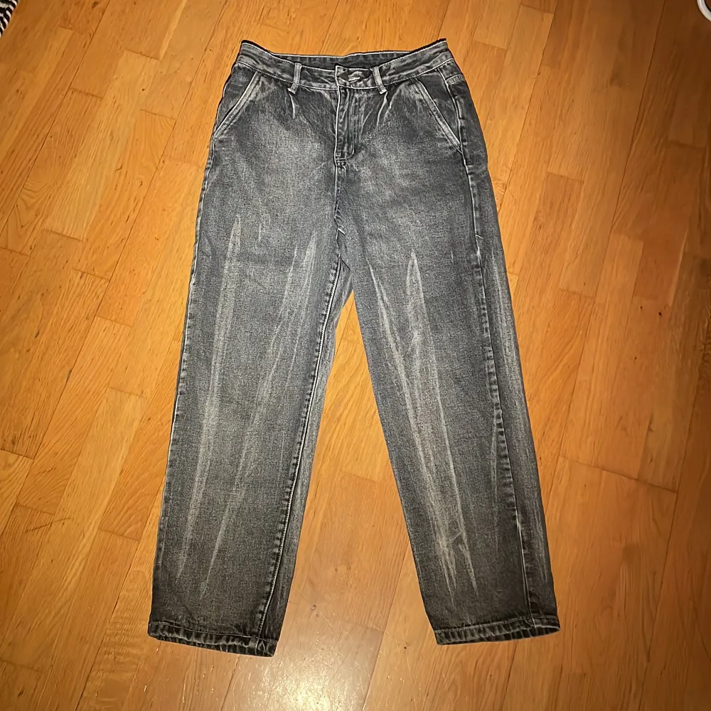 Ett par gamla jeans jag aldrig använde mig mycket av, fin grå färg, kond 9/10. Jeans & Byxor.