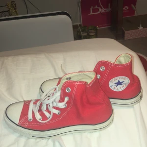 Nya Äkta Converse strl 38 - Äkta converse chuck taylor strl 38 använd max 5 ggr. Helt nya felfria