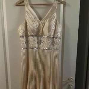 KLÄNNING  - jätte fin klänning!