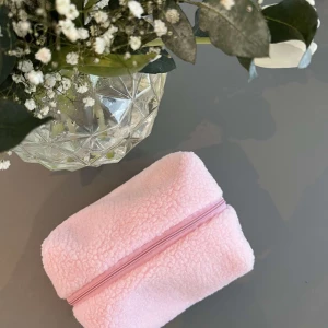 Pink Teddy Necessär  - Rosa necessär i Teddy material med blommig insida. 