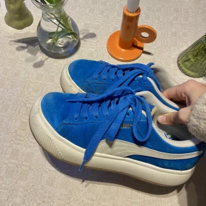 DUA LIPA X PUMA - Så snygga blåa Dua Lipa x puma sneakers! Sparsamt använda!💖💖