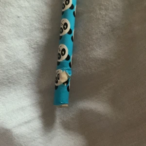 Värdens bästa penna! - Den är bra att måla eller skriva med men den är lite trasig men det gör inget den är minst lika bra.