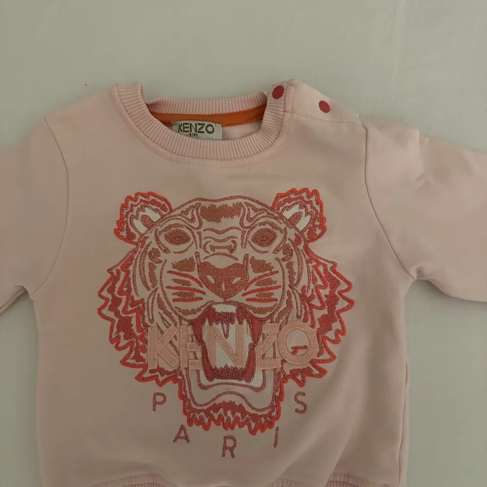 Äkta kenzo tröja storlek 86. Endast använd en gång, kvitto finns. 400kr eller bud.. Hoodies.