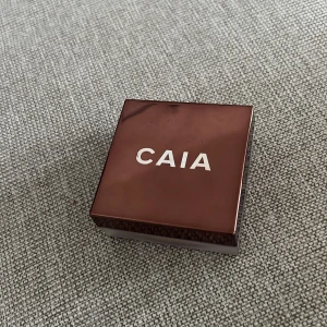 Caia bronzer - Caia loose glow bronzer i färgen silica. Endast testad o sedan bara legat i sminklådan