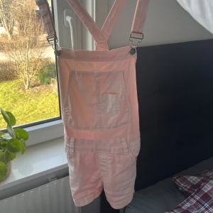 Rosa hängsleshorts - Gulliga hängsleshorts i laxrosa färg 💞💞