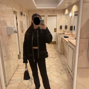 Bikerjacka / Pilotjacka - Använd 1 gång. Inte min stil tyvärr.  Unisex, jag är 174cm lång🤍  Nypris 999:- tror jag!