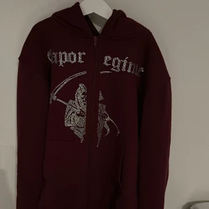 Rhine stone hoodie - Detta är en rhine stone hoodie från costino Stockholm. Jag köpte den för 799. Och den finns ej köpa längre. Den är i storlek small. Jag kommer sälja denna för 650 men pris kan diskuteras. Skriv vid intresse.