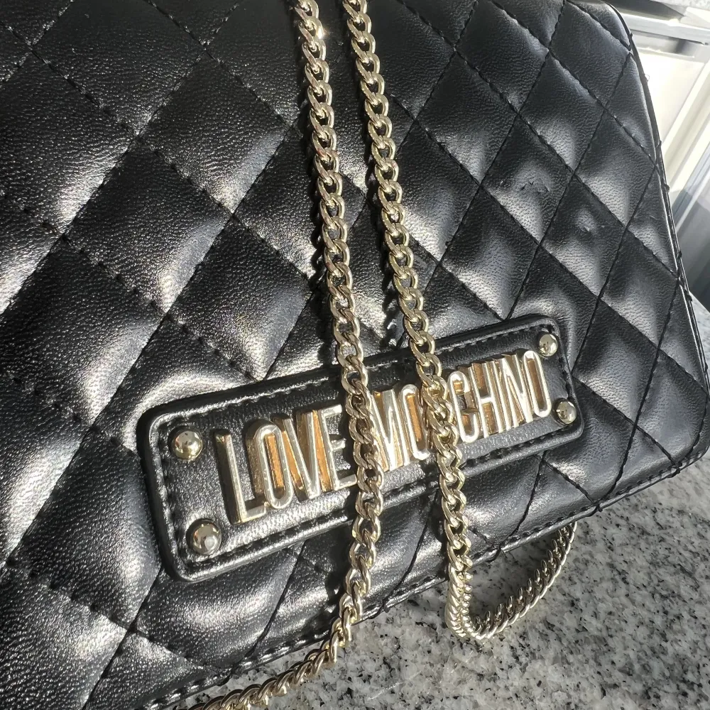 Så fin äkta väska från Moschino i nyskick!! 🖤 . Väskor.