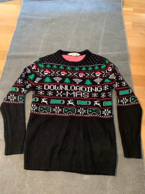 Jultröja  - En skit gullig stickad jultröja från H&M. 🤩 storlek 146/152, 10-12 år!❤️  säljer för den är tyvärr lite för tajt på mig. Bra skick!! 