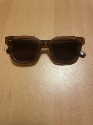 Chimi 04 - Chimi 04 solglasögon i färgen coco. Som nya, perfekta nu till våren/sommaren eller till after skin.