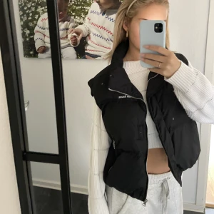 Väst  - Jätte fin!! Väst i storlek xl men passar mig  som brukar ha xs/s 🫶🏼