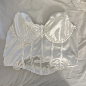 Vit korsett - Vit oanvänd satin liknande topp från zara, aldrig använd, är som en S/M. 