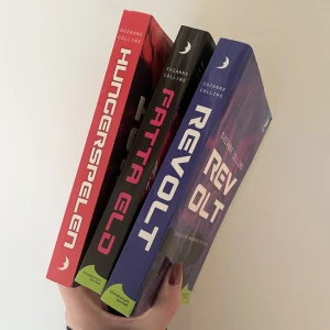 Hunger Games - Säljer bokserien hunger games på svenska! De är i begagnat men bra skick, köparen betalar för frakten och katt finns i hem, jag säljer helst alla tillsammans! (100kr för alla 3) 💖