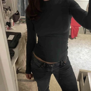 Tight långärmad tröja💚 - Grön tröja från weekday, Skönt ribbat material💘