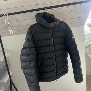 Colmar jacka - Säljer nu min colmar jacka i storlek s då den inte kommer till någon användning längre. Skriv pm om mera bilder önskas. Köparen står för frakten💗💗