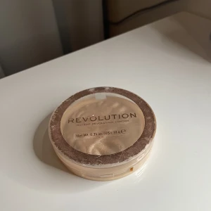 Revolution Highlighter - Jag säljer denna highlightern från revolution för 30kr köpte den själv för 69kr❤️❤️sälj pga att jag inte andvänder den❤️❤️