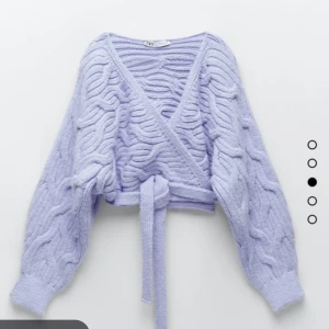 Kabelstickad kofta från Zara!  - Knappt använt kofta. Så fin men tyvärr förstor för mig… lånade bilder 