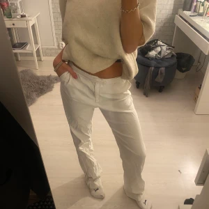 kostym byxor storlek 36/38 - säljer dessa kostymbyxor isch mot linnebyxor från lindex. Använda ett fåtal gånger och har inga defekter. Byxorna har storlek 38 men funkar lika bra på en som har storlek 36, då jag har storlek 36 och år 1.61 cm lång🤍🤍⚡️