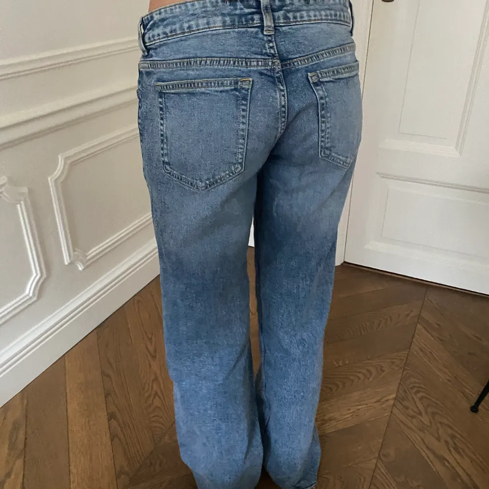 Säljer helt oanvända hm jeans i storlek 38 som är superfina! Säljer för 200 kr❤️❤️skriv om ni har några frågor. Jeans & Byxor.