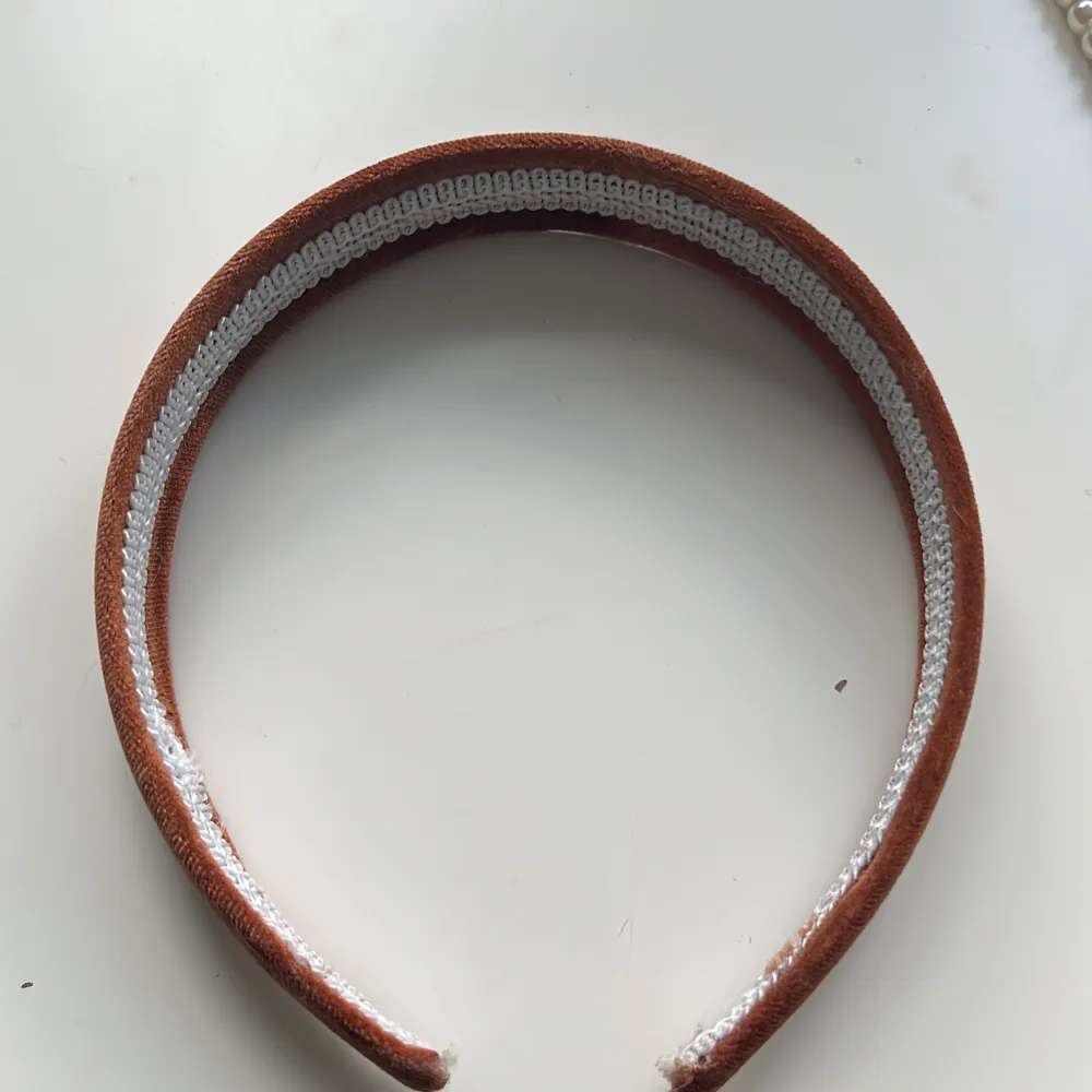 Super snyggt diadem i en brun/orange färg!!. Asusteet.