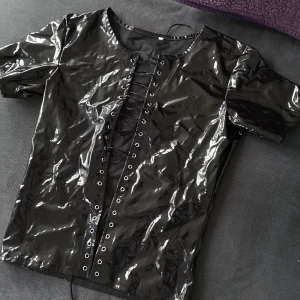 Plast/Lack topp - Extremt snygg topp i plast/pvc, storlek M och Unisex modell
