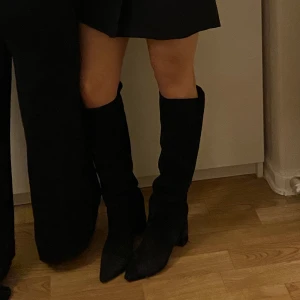 Boots - Höga boots/ stövlar från nelly i ”mocka”. Lånad bild i beige men samma modell. 