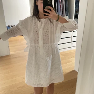 Vit klänning  - Säljer min urgulliga klänning ifrån zara🫶🏽perfekt till studenten😍😍står xs men skulle säga att de är en s!!!