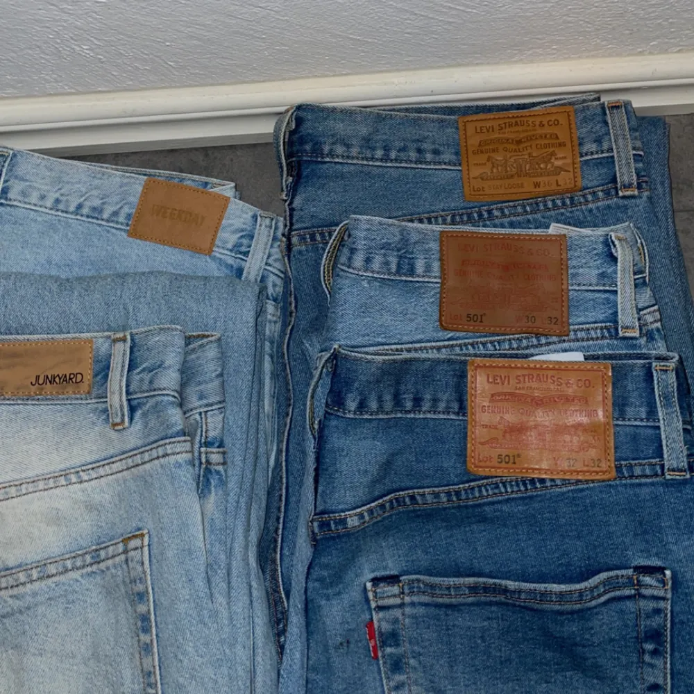 Tja, tänkte nu sälja lite olika jeans. De allt den tajta till vida och avslappnade osv, de några från Levis, weekday, junkyard, hm osv, är du intressad av nån av jeansen så slå en pling för skickar mer bilder och info beroende på vilka jeans du vill ha! . Jeans & Byxor.