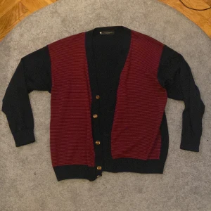 Cobain Cardigan strlk L - Skitsnygg och vintage cardigan från Italien. Köp och rocka den feta Curt Cobain looken!