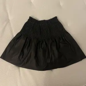 Zara kjol som även går att ha som topp (se bild 2) Endast använd 2 ggr så som ny💕Jättefin nu till våren🌸 Skriv för fler bilder🥰Från Zara kids men väldigt stretchig så funkar för mig som är 175 M/L