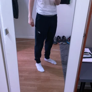 Nike sportswear club fleece - Använda Nike byxor i bra skick. Säljer dem för jag vill köpa en storlek störra annars så äre inga problem med byxorna.