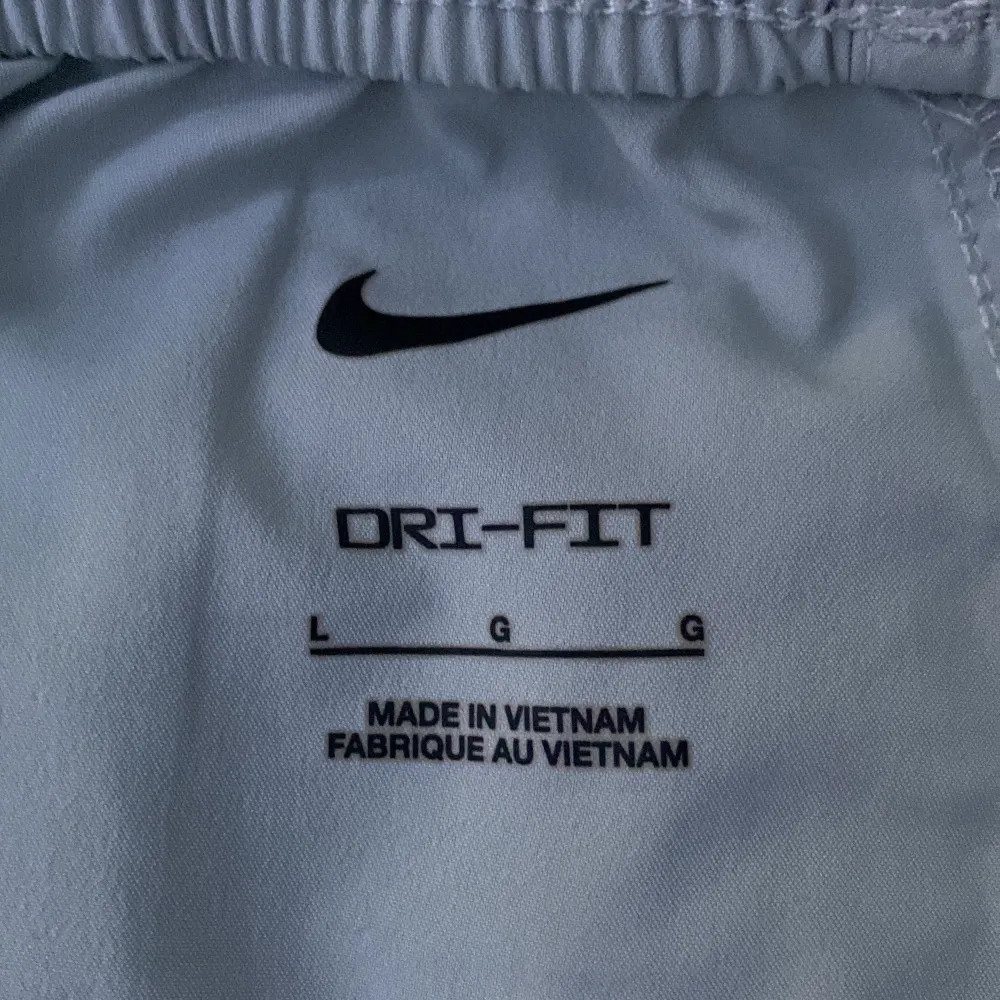 Nike Dri-Fit byxor köpte från Zalando. Haft dem ett tag men är fortfarande i väldigt bra skick.. Jeans & Byxor.