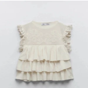 Zara topp - Jätte snygg zara topp i väldigt bra skick använd typ 3/4 gånger strl L men skulle säga att de är mer S/M💕