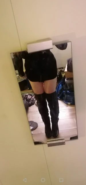 Högklackade overknee stövlar - Svarta högklackade overknee stövlar i storlek 40, tycker dock de är lite små i storlek så är som 39/40. De är sparsamt använda och i bra skick. 