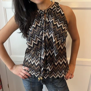 Topp!  - Så snygg topp i missoni mönster som är perfekt till festliga tillfällen❤️‍🔥❤️‍🔥