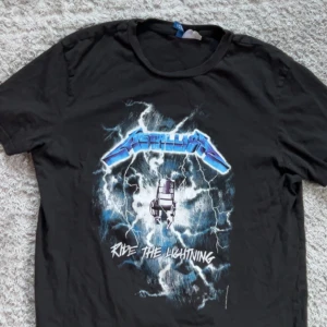 Metallica tröja  - En Metallica tröja från divided i storlek S. Frakt tillkommer 