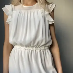 Superfin vit klänning med volangdetaljer på ärmarna🤍passar perfekt till student/skolavslutning🤩 Storlek L (barnstorlek), men passar mig som har xs/s och är 1,69🙈Nyskick!!