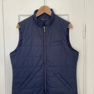Stenströms väst  - Marinblå Stenströms väst i så gott som nytt skick. Storlek M. Köpt på CareOfCarl.
