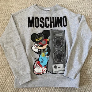 MOSCHINO x HM  - En MOSCHINO x HM tröja i fint skick. Storlek S.