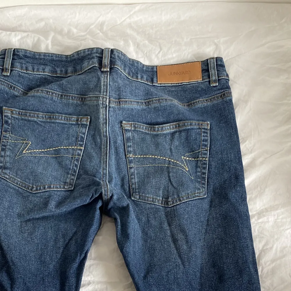 Superfina mörkblå lowrise flare jeans från junkyard. Helt nya!🙌🏼 Inte använda. Säljer pga de inte passade mig. . Jeans & Byxor.