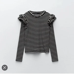 Volang tröja - Säljer denna långärmade randiga tröja med volanger i bra skick! 