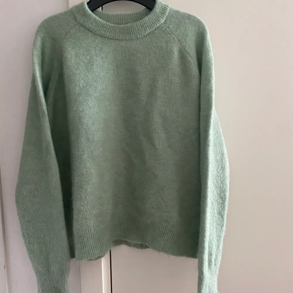 Jättefin grön stickad Zara tröja i storlek S!❤️‍🔥 Orginalpris var ca 399kr därför säljs den för 100 + 49kr frakt. Använg ett antal gånger och är i ganska bra kvalite👕👕❤️. Stickat.