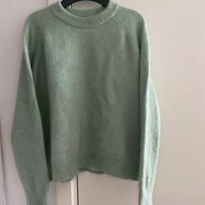 Jättefin grön stickad Zara tröja i storlek S!❤️‍🔥 Orginalpris var ca 399kr därför säljs den för 100 + 49kr frakt. Använg ett antal gånger och är i ganska bra kvalite👕👕❤️