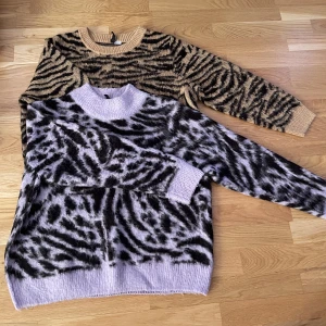 Två djur mönster tröjor  - Den bruna är i M men sitter som S och den lila äru L men sitter som M 