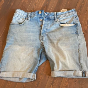 Jeansshorts - jeansshorts från Jack and Jones, perfekt skick