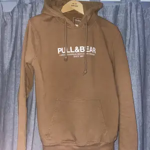 En as skön o snygg pull&bear hoodie i skön färg(brun) i Medium men passar även en small! Skicka dm vid fundering, köpare står för frakten