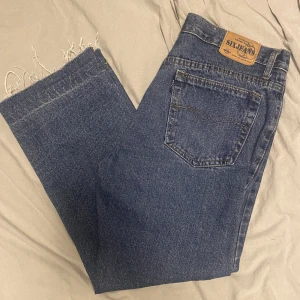 Six jeans - Tja säljer ett par blåa vintage jeans i jättebra skick, inga hål eller så samt knappt använda😄