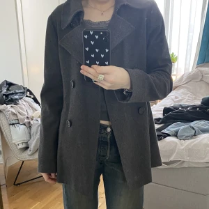 Vintage kappa - Skitsnygg mellanlång kappa, perfekt nu till våren!! spårbar frakt 69kr💕